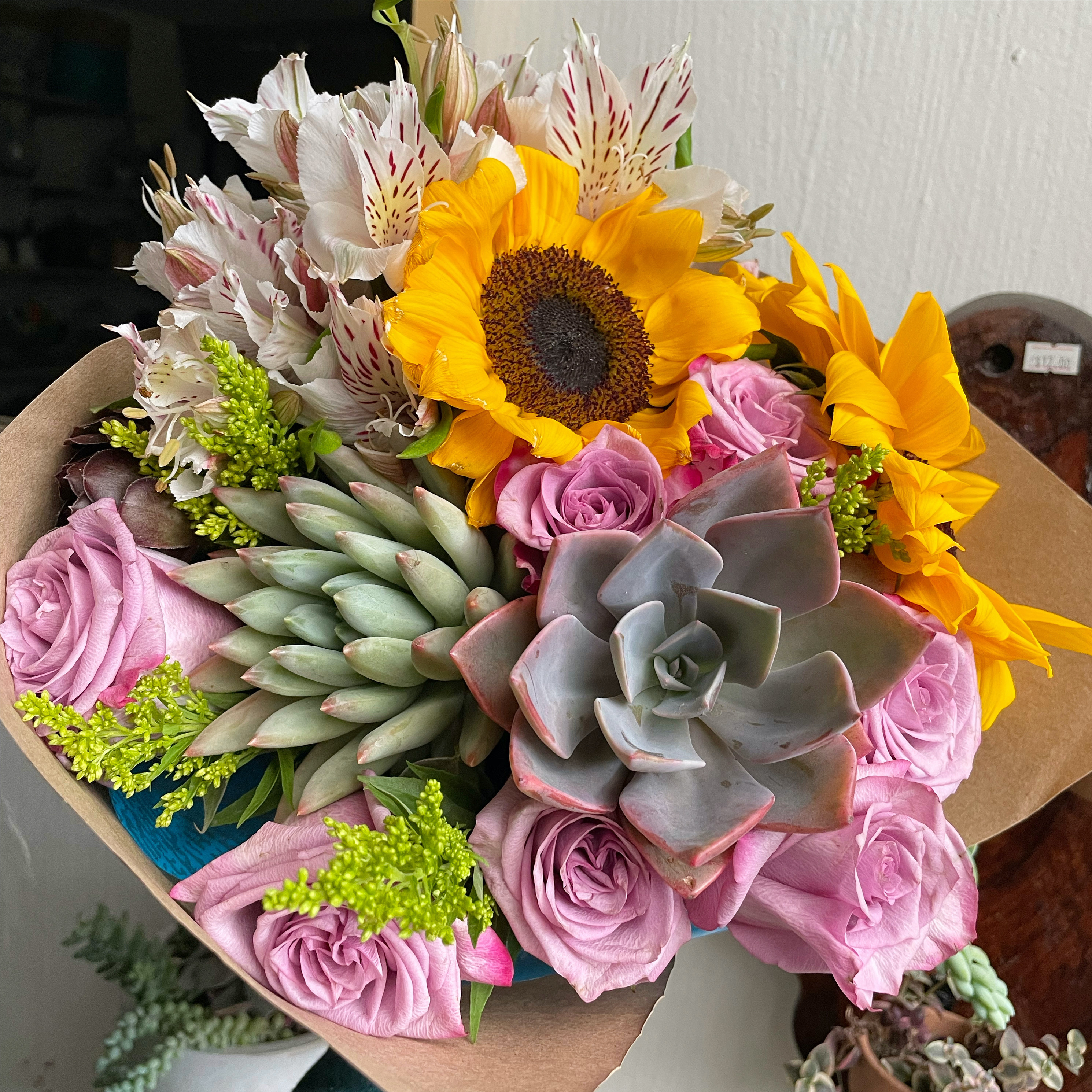 Bouquet de flores y suculentas